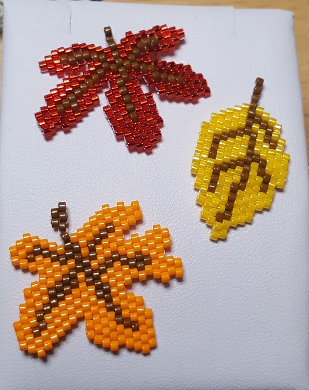 5 verschiedene Herbstblätter / Anhänger / Ohrring