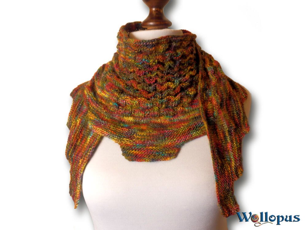 Gestricktes Dreieckstuch in Herbstfarben auf Schneiderpuppe