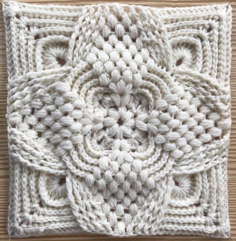 Cremeweißes Granny Square mit markantem Relief- und Noppenstich