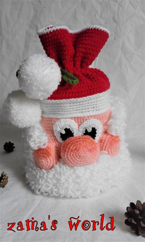 Gehäkelter Weihnachtsmann-Geschenksack mit roter Mütze und weißen Bommeln