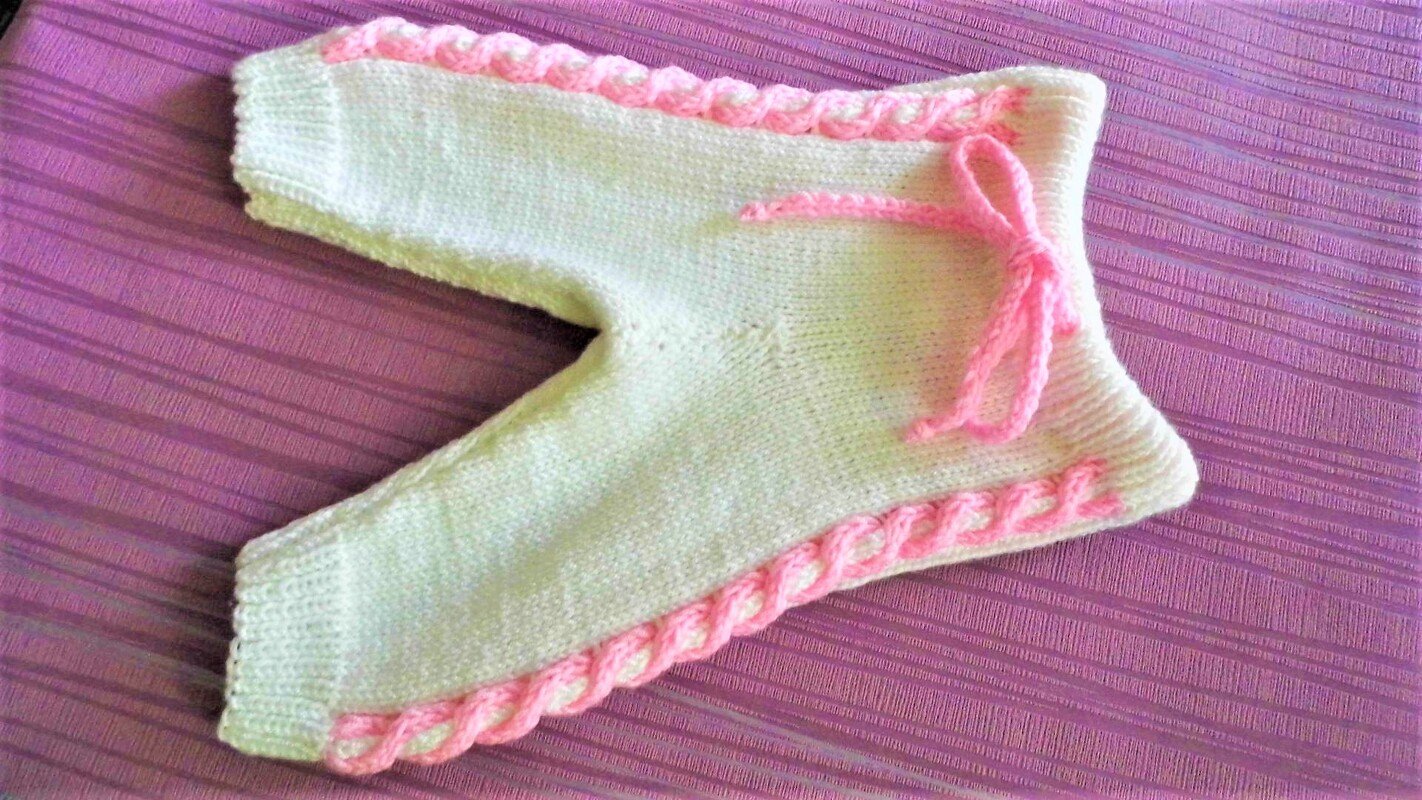 Strickanleitung Babyhose Gr.56/62 mit farbigen Zöpfen