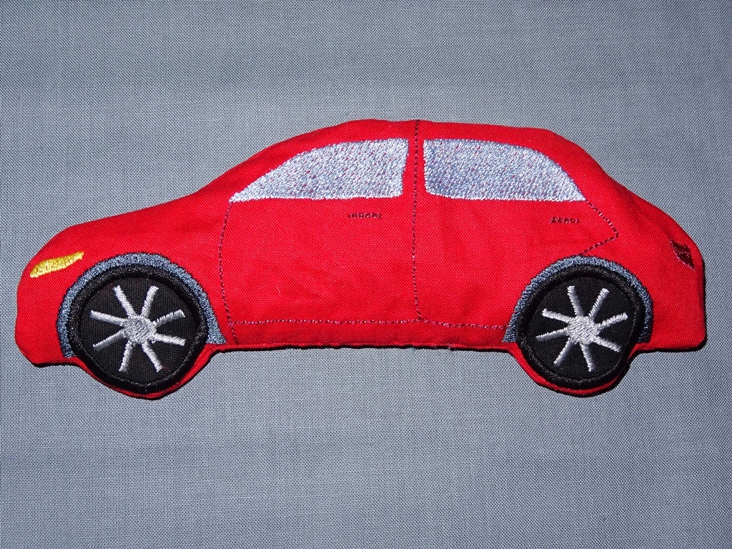 Auto Kissen und Anhänger ITH Stickdatei