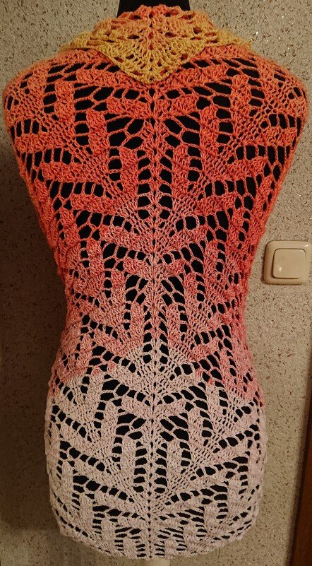 Gehäkeltes Dreieckstuch mit Farbverlauf (Gelb-Orange-Rosé-Creme) auf Schneiderpuppe