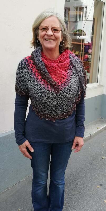 Halbrundes Tuch gehäkelt "HOT-LOVE"