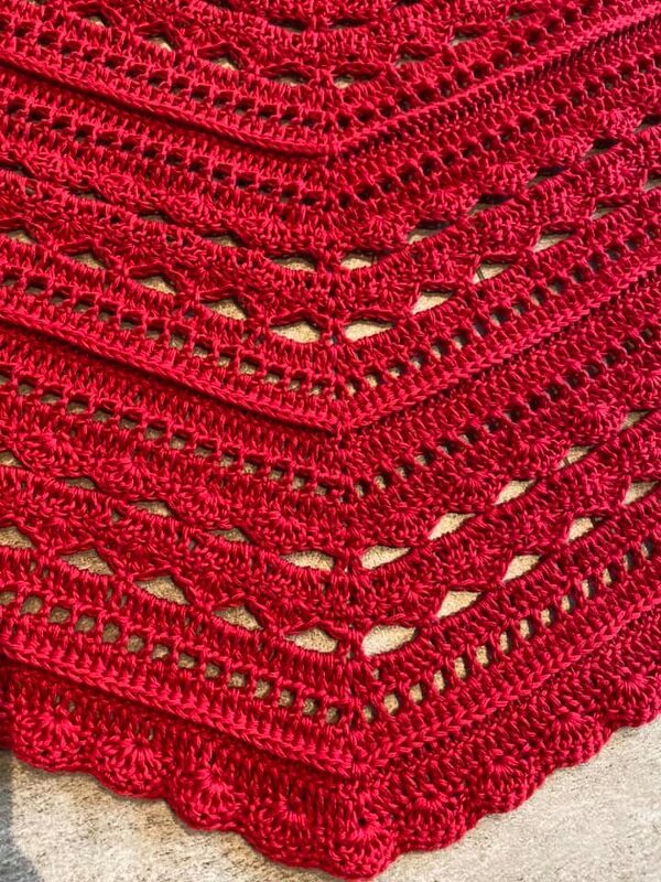 Detailaufnahme rotes Dreieckstuch mit V-Zunahmen, Ajourreihen und Muschelrand
