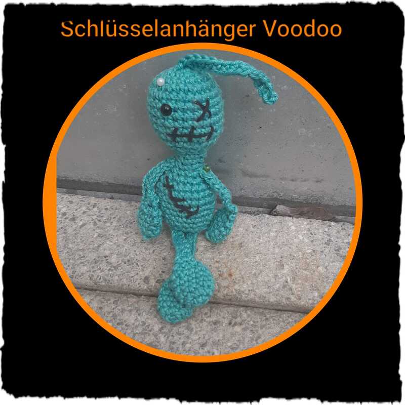 Türkis gehäkelte Voodoo-Puppe mit Knopfauge und gesticktem Mund