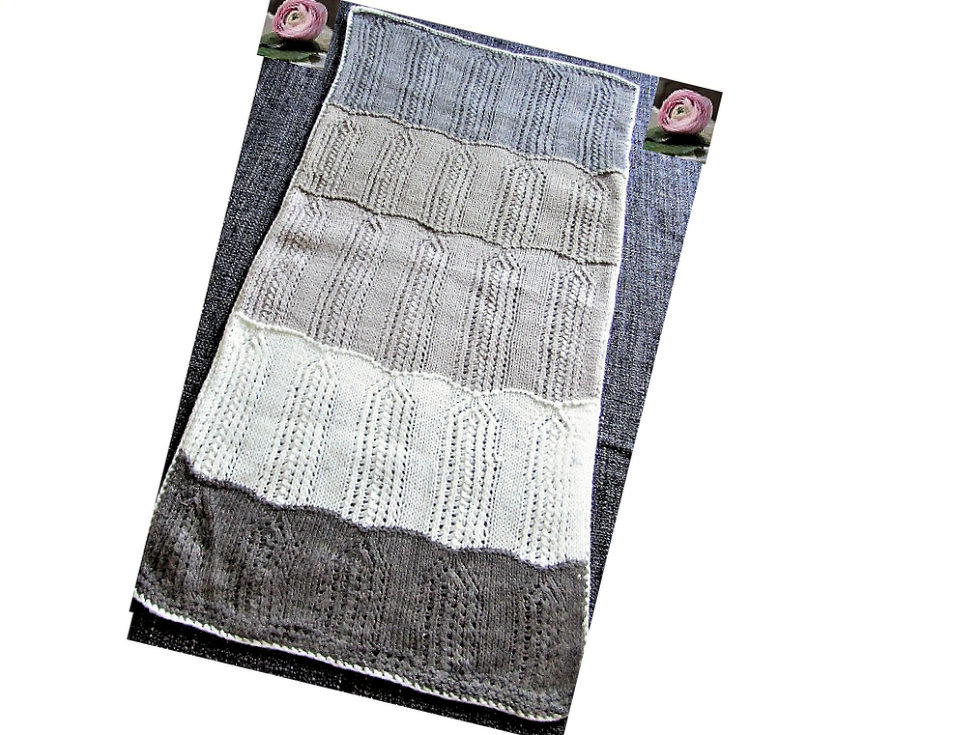 Gestrickter Tischläufer mit horizontalen Blockstreifen in Grau, Beige und Off-White sowie feinem Wellen- und Lochmuster