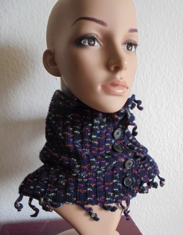 Cowl aus Sockenwolle mit Knöpfen und Fransen
