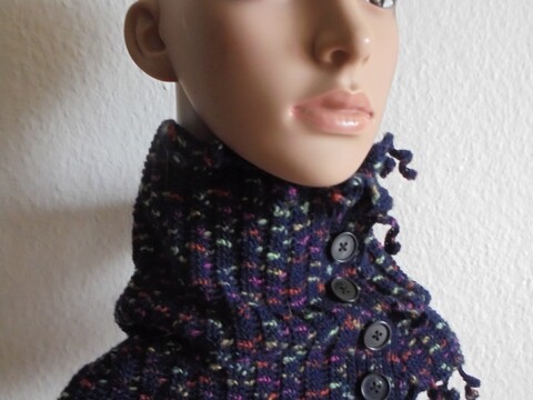 Cowl aus Sockenwolle mit Knöpfen und Fransen