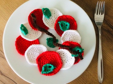 Häkelanleitung Tomate Mozzarella mit Basilikumblättern und Balsamico ideal für Kinderküche oder Kaumannsladen