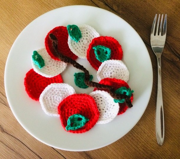 Häkelanleitung Tomate Mozzarella mit Basilikumblättern und Balsamico ideal für Kinderküche oder Kaumannsladen