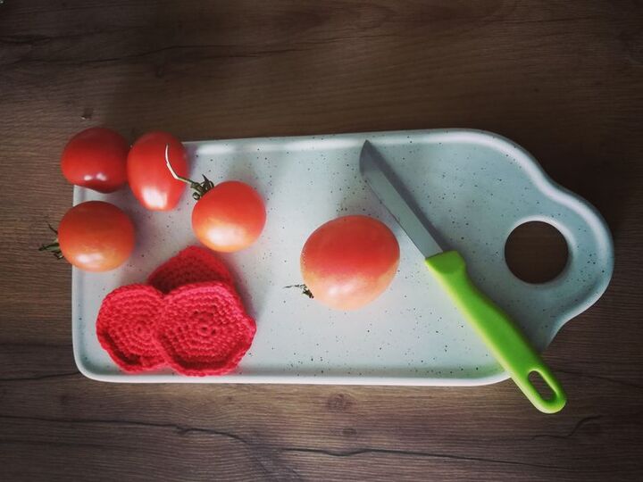 Häkelanleitung Tomate Mozzarella mit Basilikumblättern und Balsamico ideal für Kinderküche oder Kaumannsladen