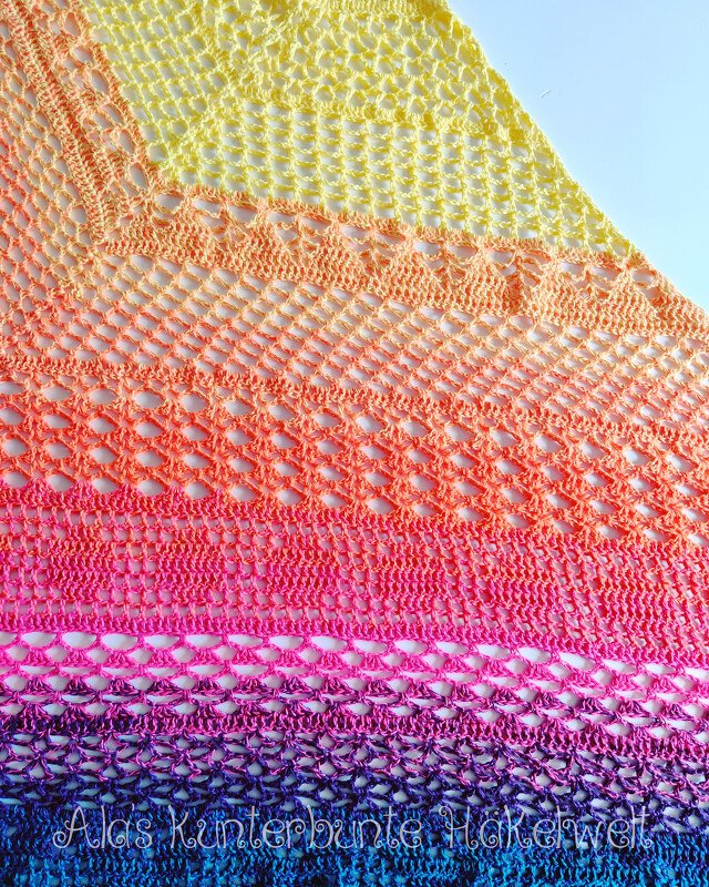 Gehäkeltes Dreieckstuch mit Farbverlauf und Loch- sowie Muschelmuster