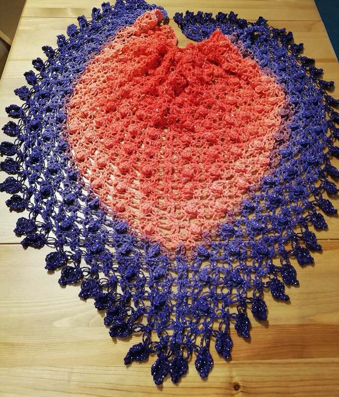 Gehäkeltes Tuch "LOVE-POESIE"