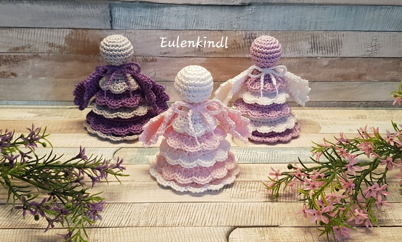 Drei kleine gehäkelte Engel mit gestuften Rüschenröcken