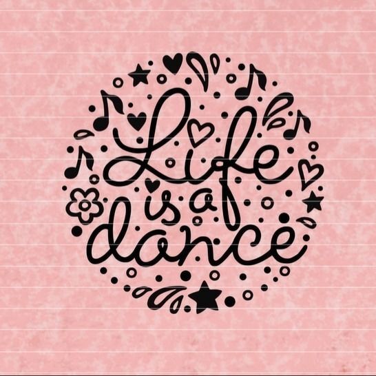 Schwarzer runder Schriftzug 'Life is a dance' mit Noten, Herzen und Sternen auf rosa Hintergrund
