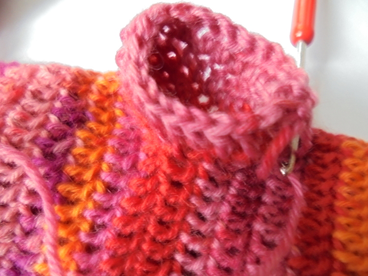 Gehäkelte Handstulpen aus Sockenwolle