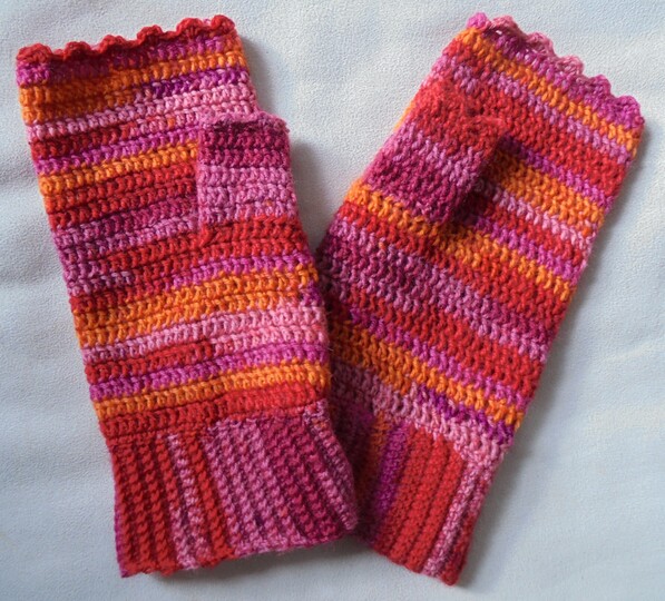 Gehäkelte Handstulpen aus Sockenwolle