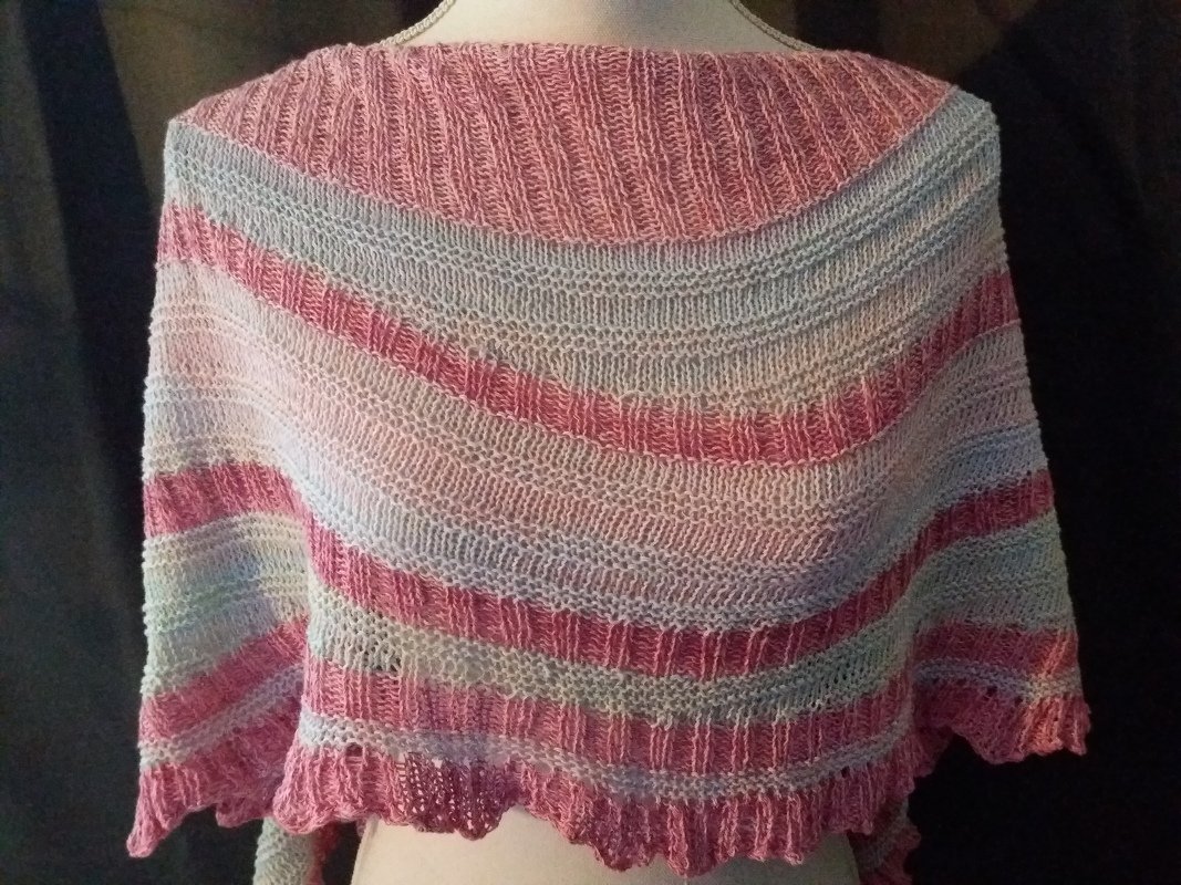 Gestricktes halbmondförmiges Tuch in Rosa- und Hellblau-Streifen mit gezackter Kante, auf Büste drapiert