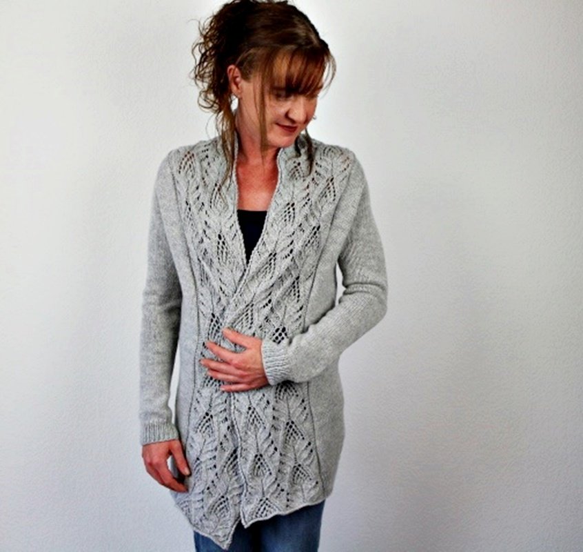 Strickanleitung Raglanjacke – eleganter Lace Cardigan mit Schalkragen