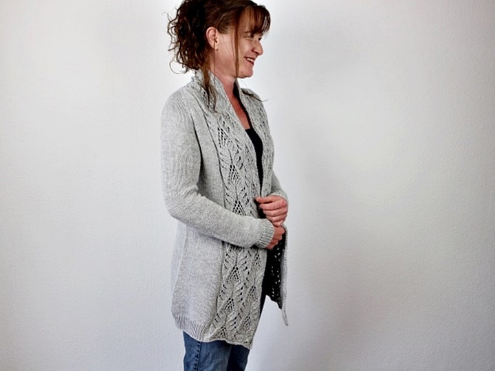 Strickanleitung Raglanjacke – eleganter Lace Cardigan mit Schalkragen