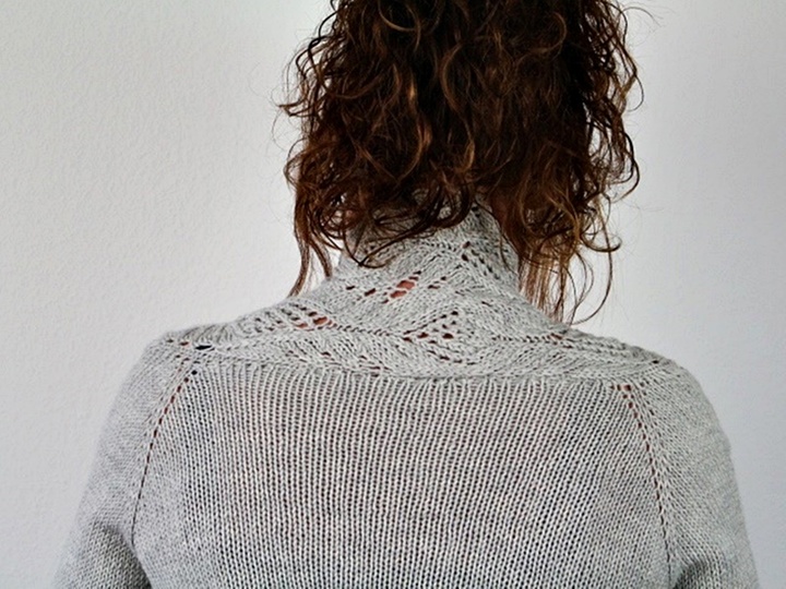 Strickanleitung Raglanjacke – eleganter Lace Cardigan mit Schalkragen