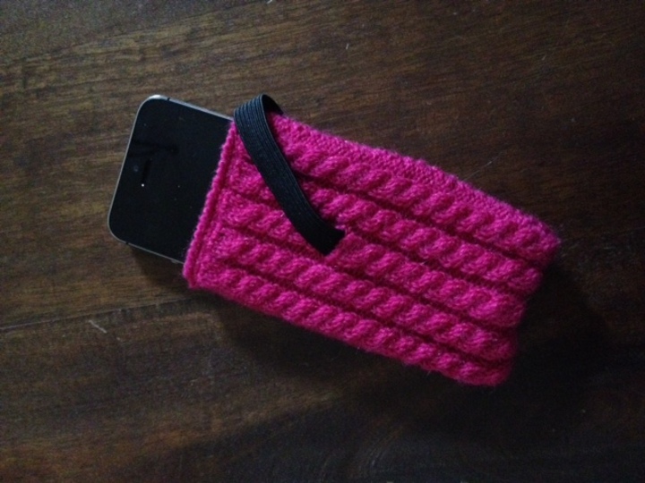 Handytasche mit Zopfmuster