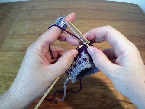 Video-Tutorial: Einstrickmuster mit dem Strickfingerhut