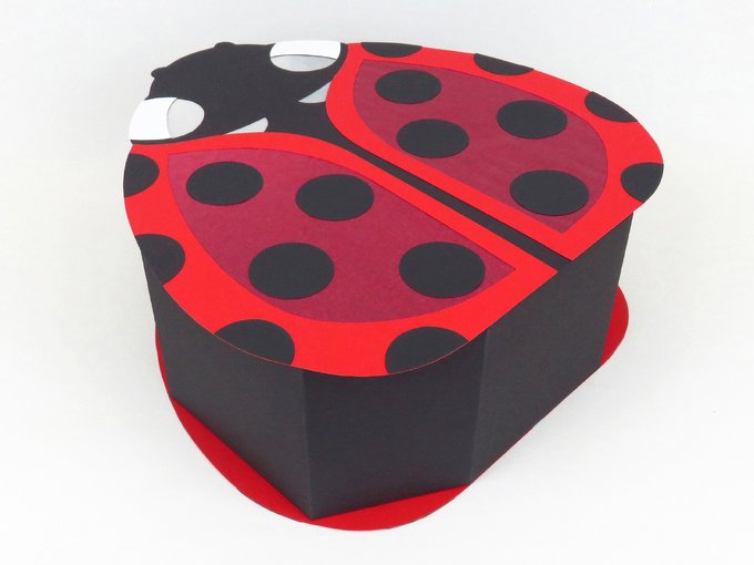Papierlaterne in Marienkäfer-Form, rot und schwarz mit Punkten