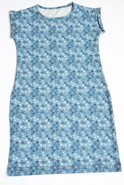 Mittellanges blaues Kleid mit dichtem Seesternmuster, kurzen Ärmeln und Rundhalsausschnitt, flach liegend
