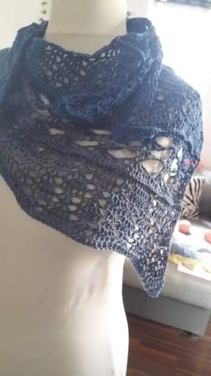 Tuch Mala häkeln asymmetrisches Tuch Dreieckstuch Schultertuch Häkeltuch