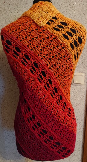 Tuch Mala häkeln asymmetrisches Tuch Dreieckstuch Schultertuch Häkeltuch