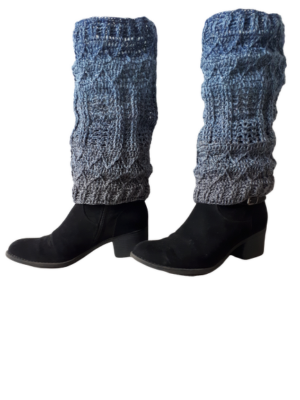 Schwarze Stiefel mit gehäkelten grau-blauen Beinstulpen mit strukturiertem Maschenmuster