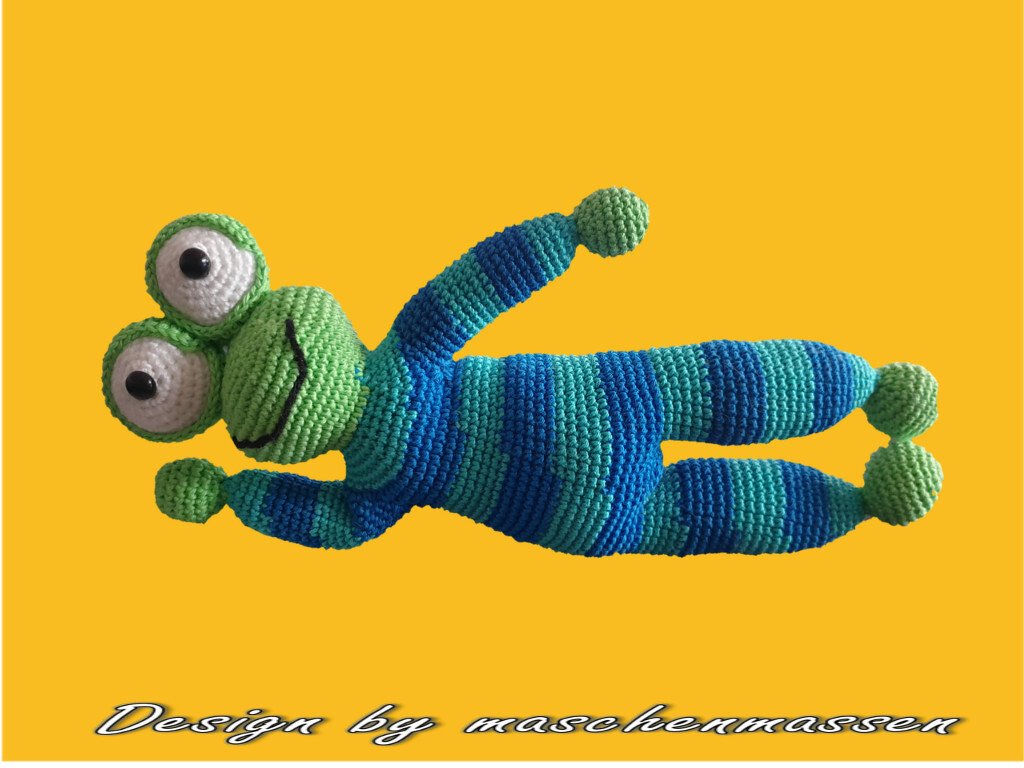 Gehäkelter, gestreifter Amigurumi-Frosch in Grün und Blau