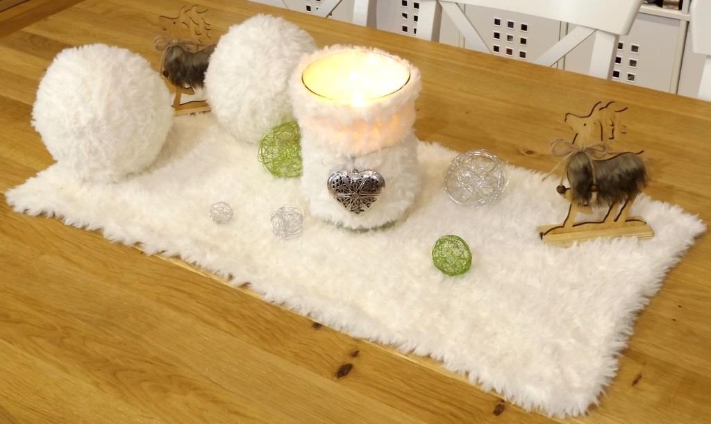Weißer gestrickter Tischläufer mit Kerzenglas, Herzanhänger und Holz-Rentierfiguren