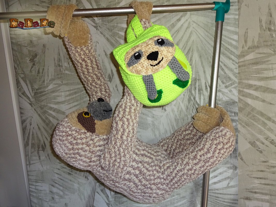 Kuschel-Faultier Frodo, mit Rucksack– gehäkelt von Dadade - Bild 4