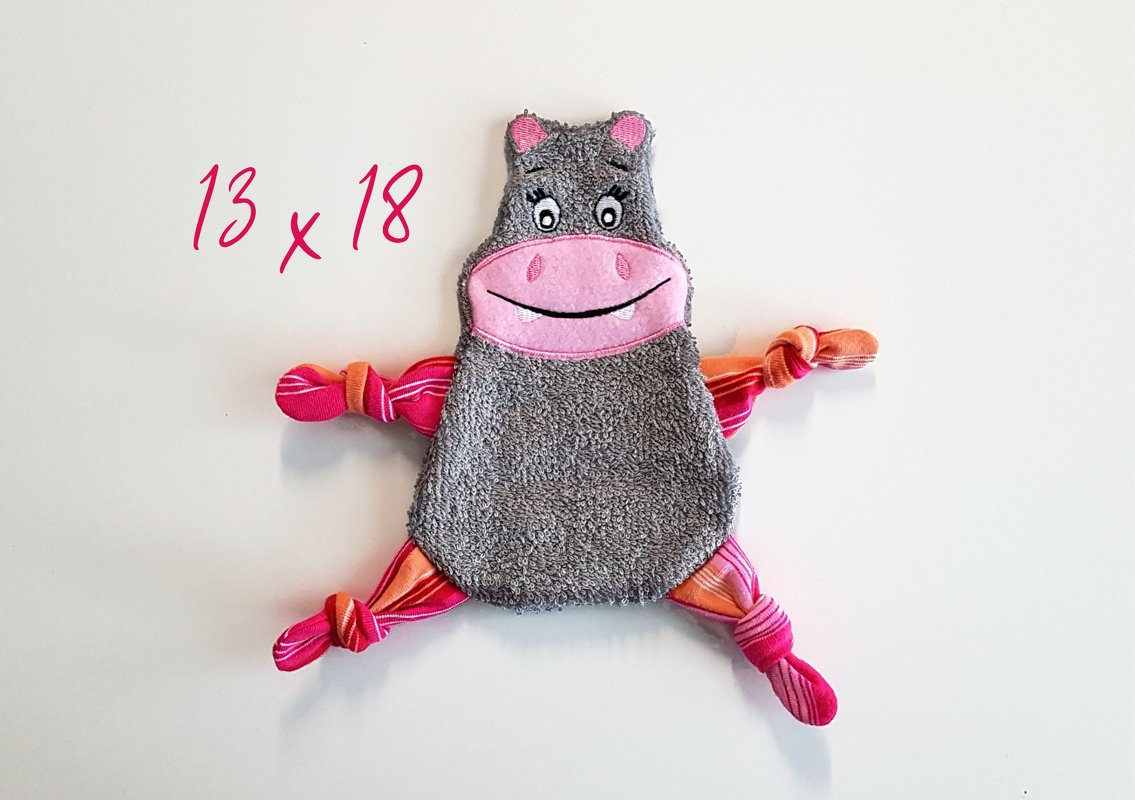 Graues Nilpferd-Kuscheltier mit rosa Schnauze und gestreiften, geknoteten Gliedmaßen; rote Zahlen '13 x 18' auf weißem Hintergrund.