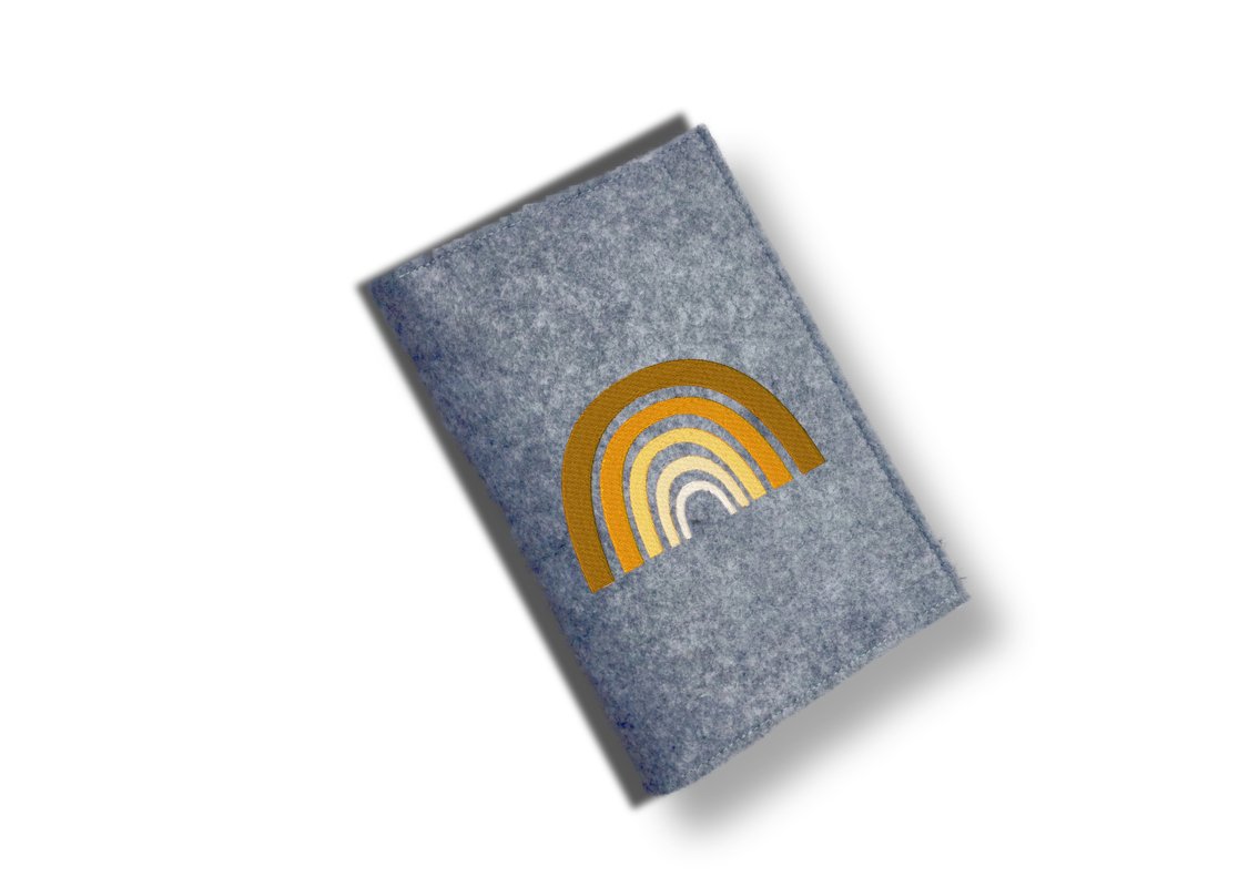 Graues Filzetui mit gesticktem Regenbogen in Braun- und Gelbtönen