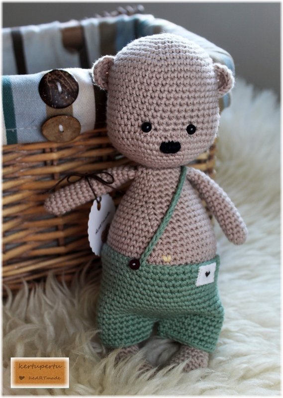 Amigurumi Teddybär mit erkennbaren Einzelteilen und grüner Latzhose