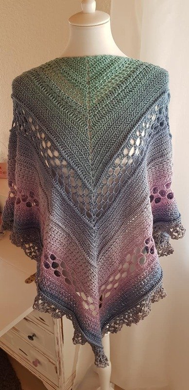 Gehäkeltes Dreieckstuch in Farbverlaufstönen auf Schneiderpuppe