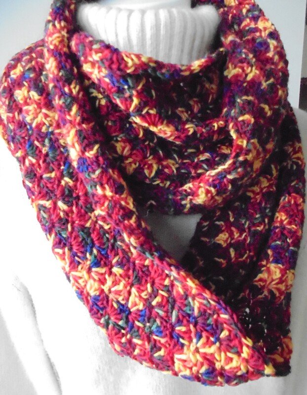 Loop gehäkelter Schlauchschal aus Sockenwolle