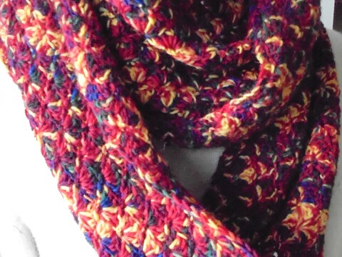 Loop gehäkelter Schlauchschal aus Sockenwolle