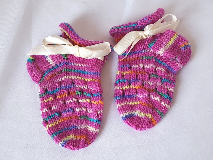 Strickanleitung Baby-Sneaker-Socken mit Lochmuster, Sohlenlänge ca. 11 cm