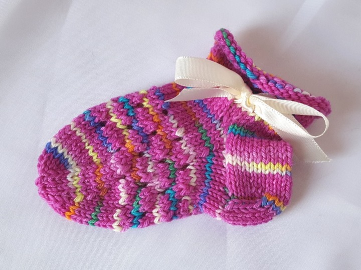 Strickanleitung Baby-Sneaker-Socken mit Lochmuster, Sohlenlänge ca. 11 cm