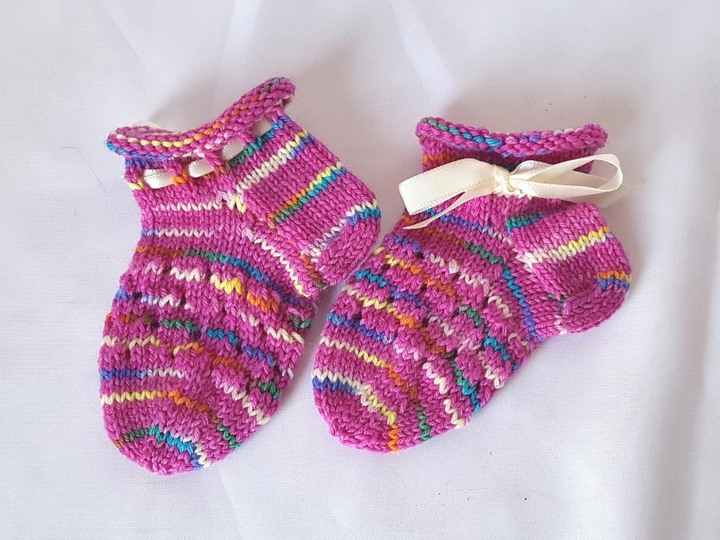 Strickanleitung Baby-Sneaker-Socken mit Lochmuster, Sohlenlänge ca. 11 cm
