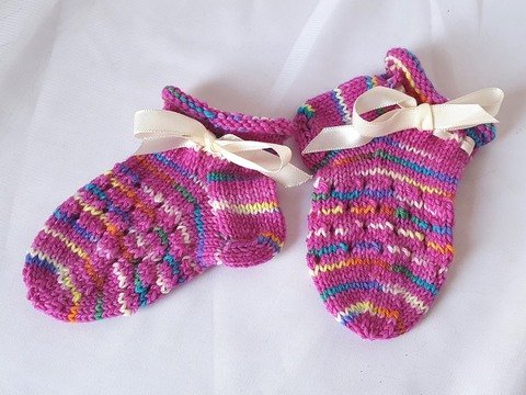 Strickanleitung Baby-Sneaker-Socken mit Lochmuster, Sohlenlänge ca. 11 cm