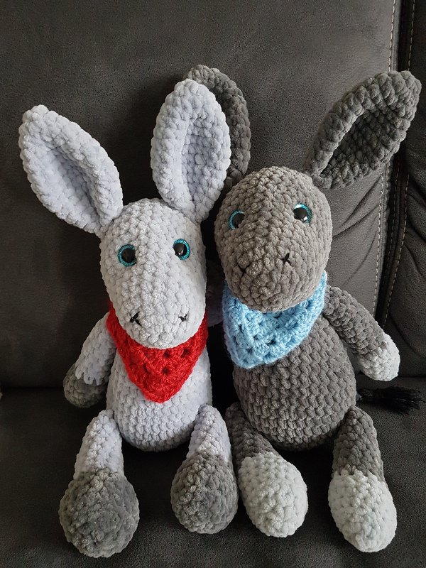Nahaufnahme zweier Amigurumi-Esel mit Fokus auf Ohren, Augen und Halstüchern