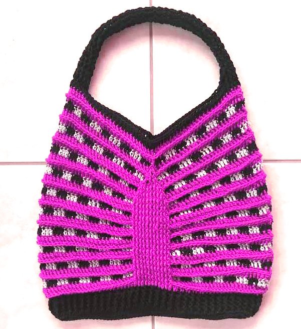 Gehäkelte Umhängetasche in Pink und Schwarz mit gestreiftem Muster und breitem Henkel