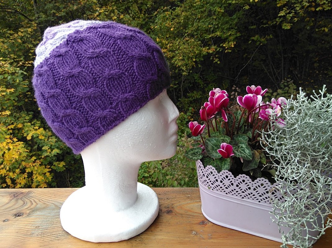 Anleitung Mütze Violettes Trio mit Spezialtrick ohne Abnahmen gestrickt