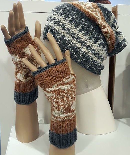 Gestrickte Beanie und fingerlose Stulpen in Grau, Braun und Weiß an Schaufensterpuppen